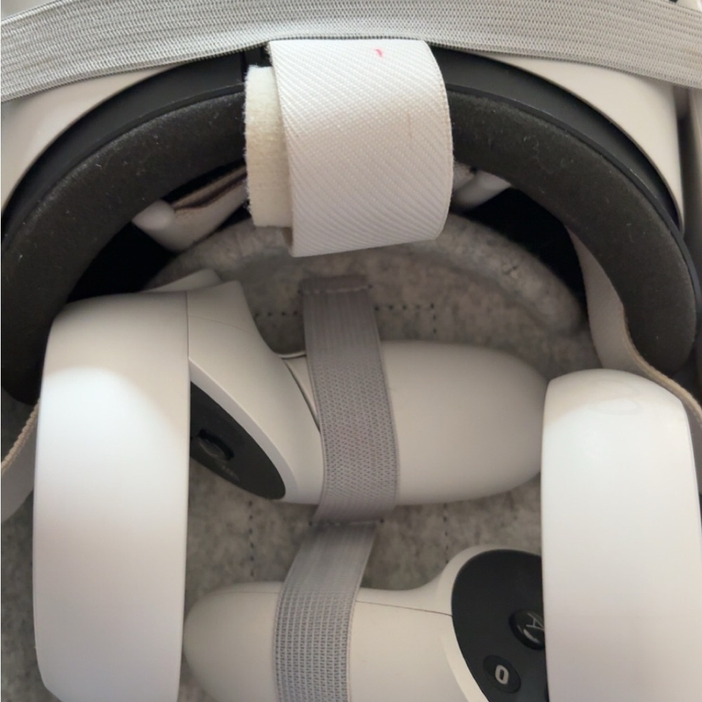 Oculus White VR Headset with White Controllers and Gray Straps